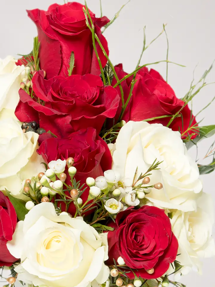 Bouquet rose bianche e rosse particolari